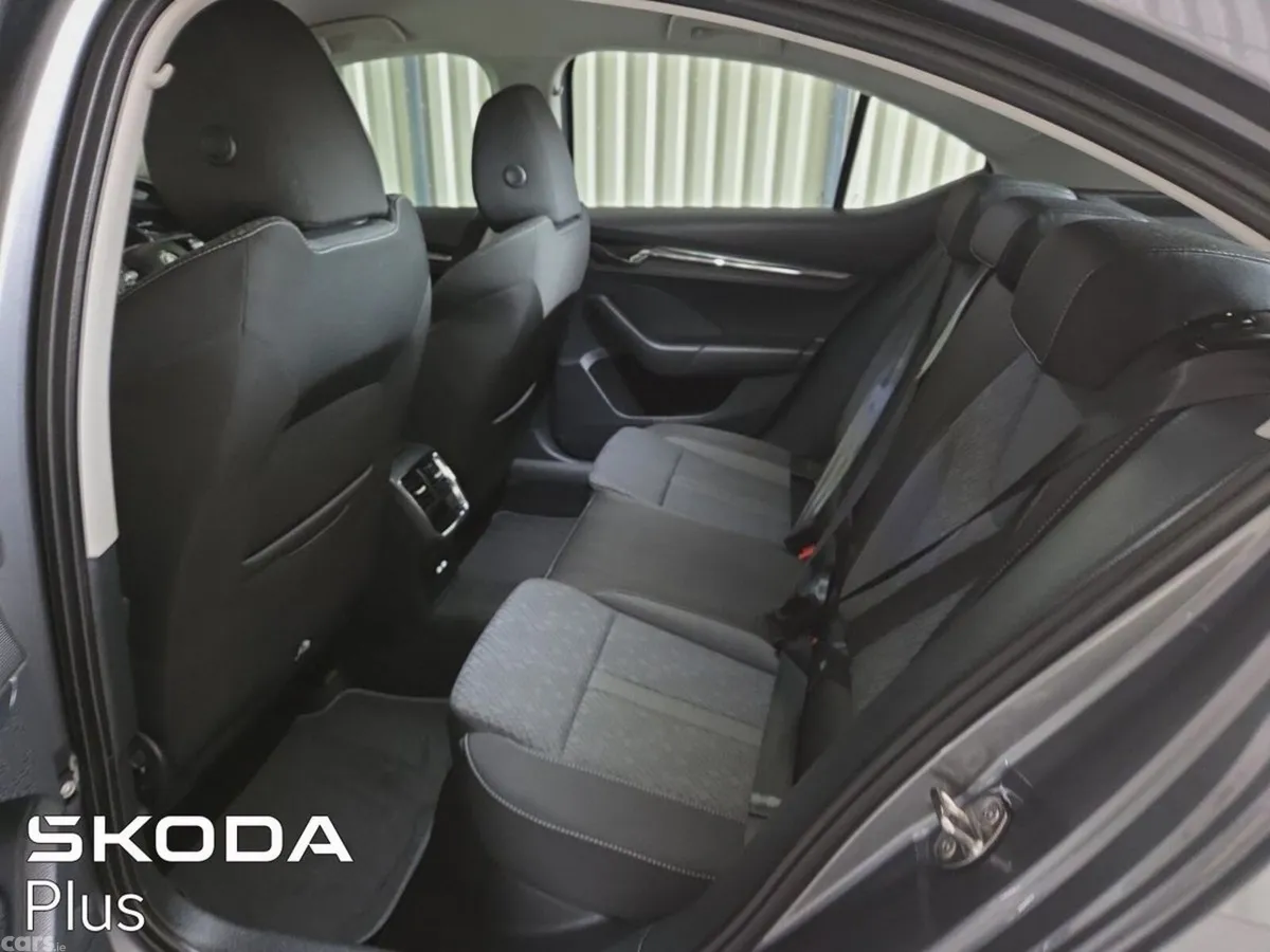 Skoda Octavia Saloon, Diesel, 2024, Grey