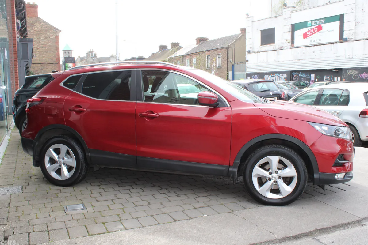 Nissan Qashqai MPV, Diesel, 2019, Red