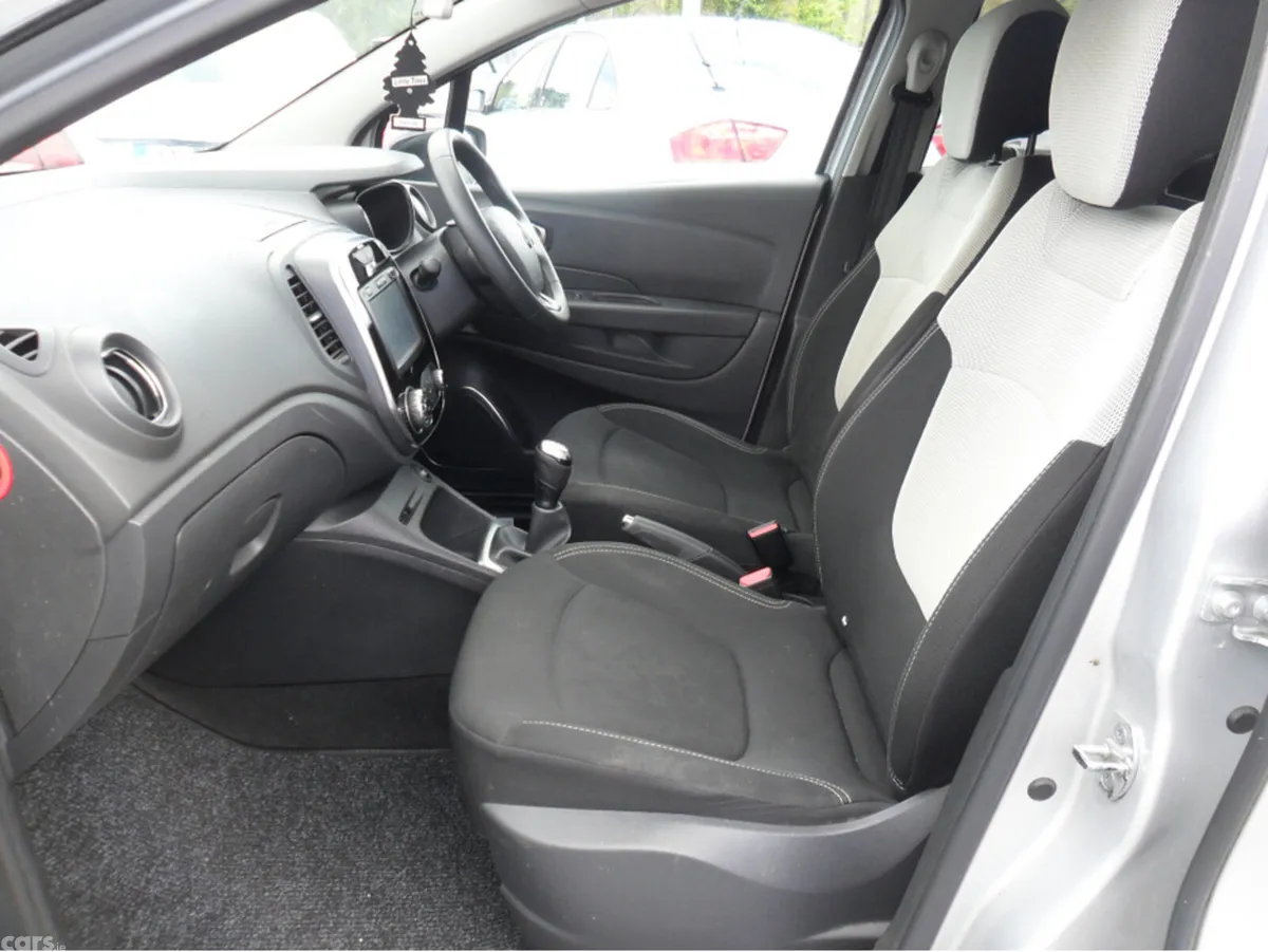 Renault Captur Hatchback, Petrol, 2019, Silver