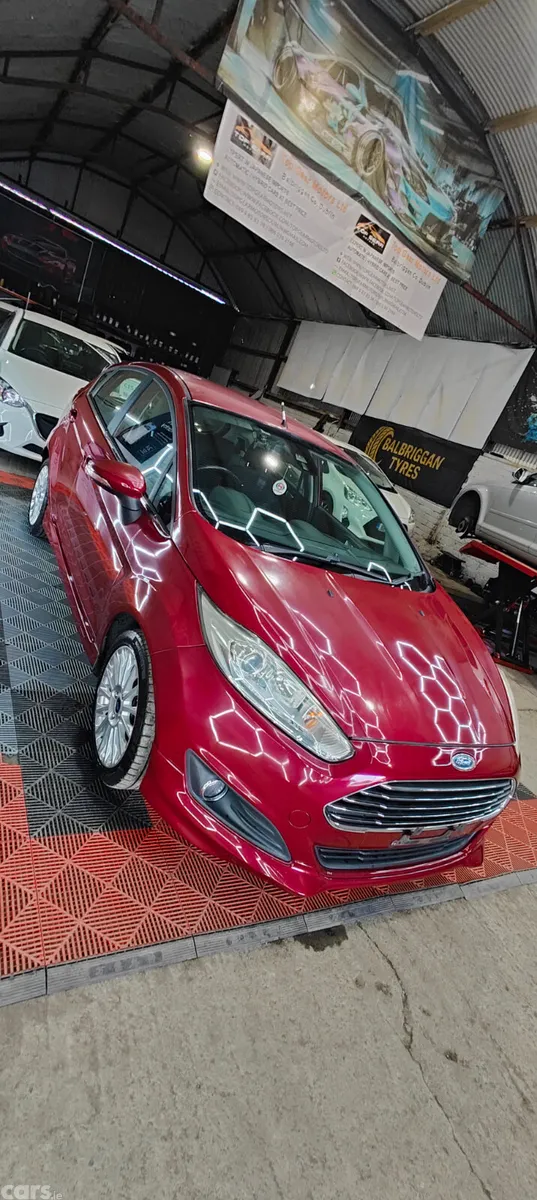 Ford Fiesta Hatchback, Petrol, 2014, Red