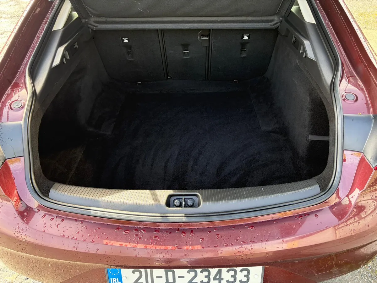 Opel Insignia Hatchback, Diesel, 2021, Red