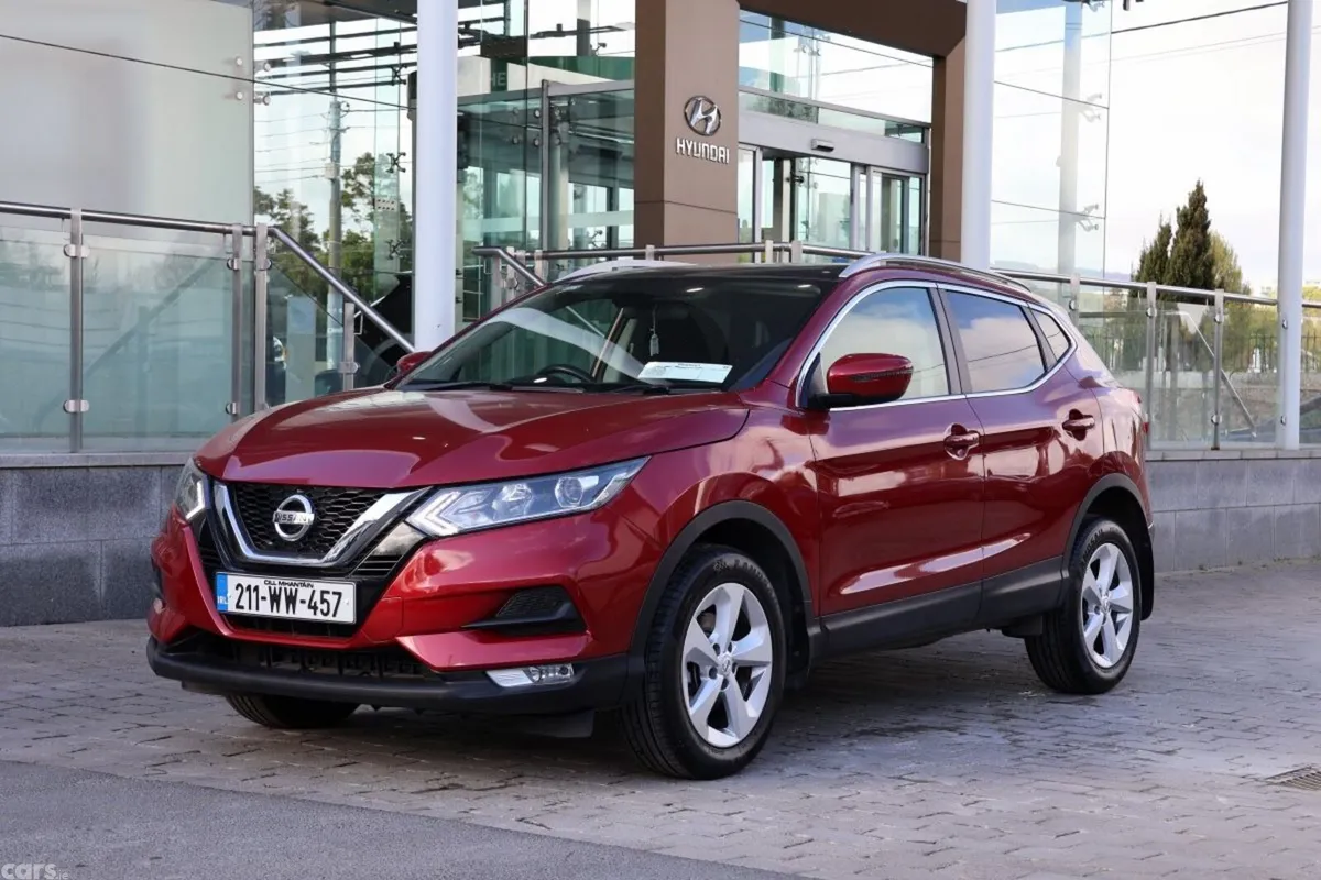 Nissan Qashqai MPV, Petrol, 2021, Red