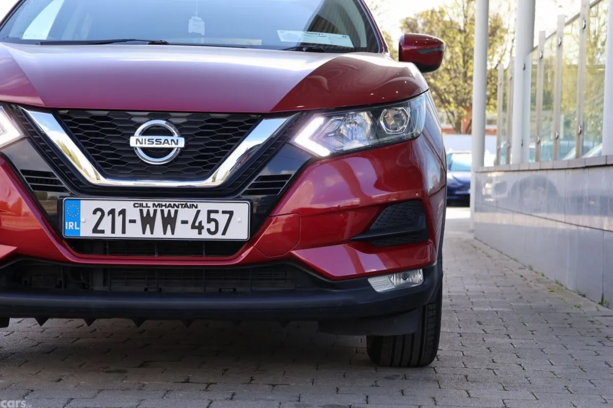 Nissan Qashqai MPV, Petrol, 2021, Red