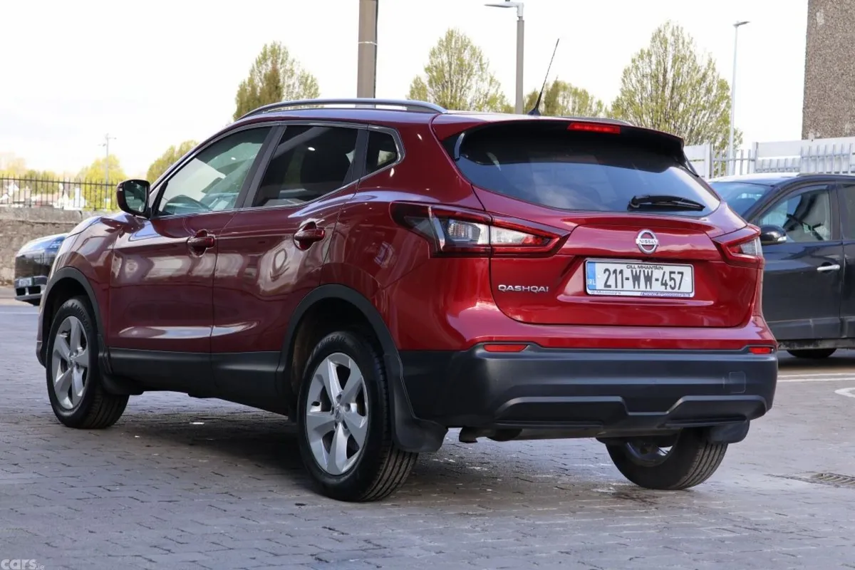 Nissan Qashqai MPV, Petrol, 2021, Red