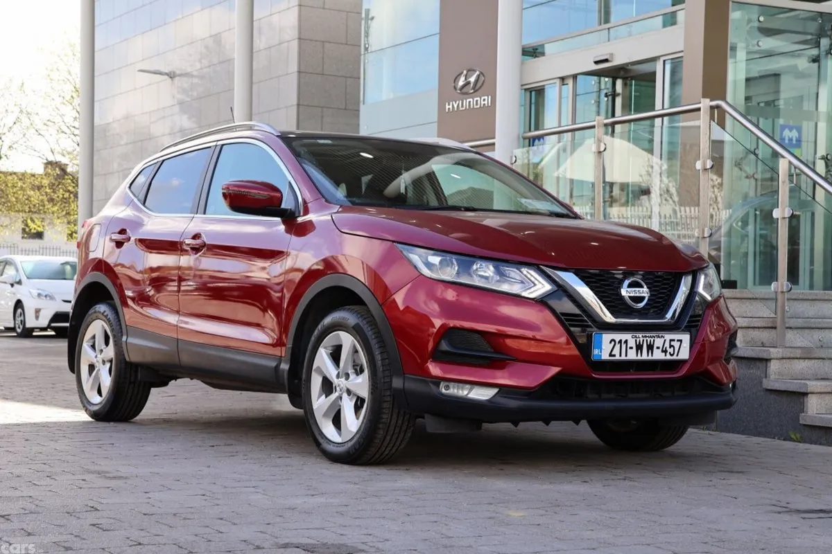 Nissan Qashqai MPV, Petrol, 2021, Red