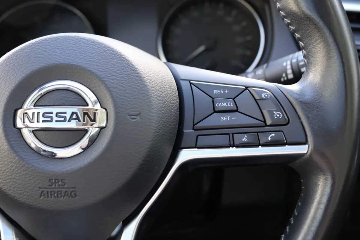 Nissan Qashqai MPV, Petrol, 2021, Red