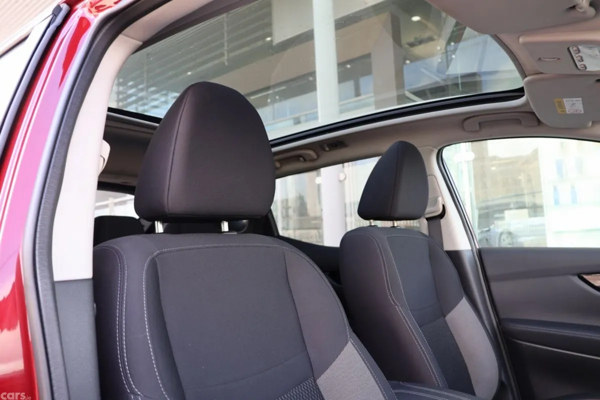 Nissan Qashqai MPV, Petrol, 2021, Red