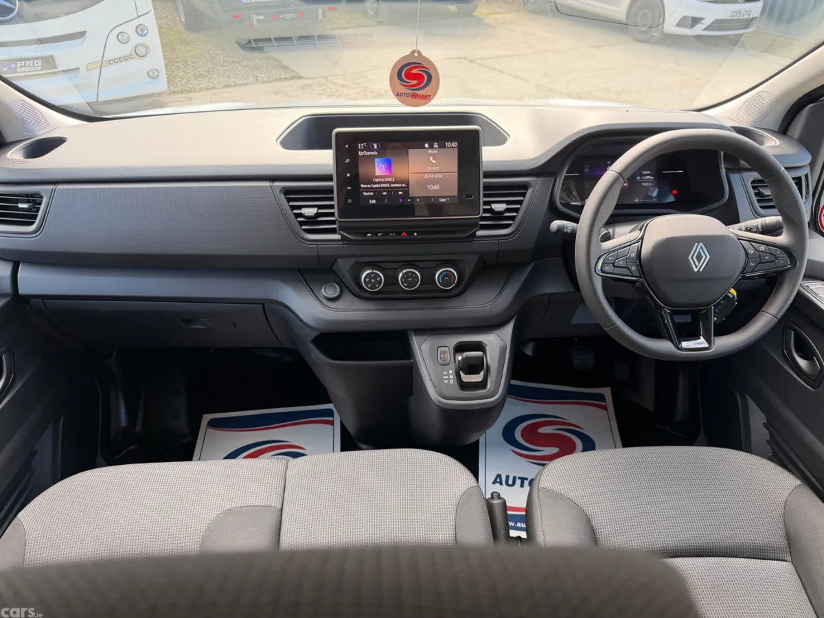 Renault Trafic Minibus, Diesel, 2025, White