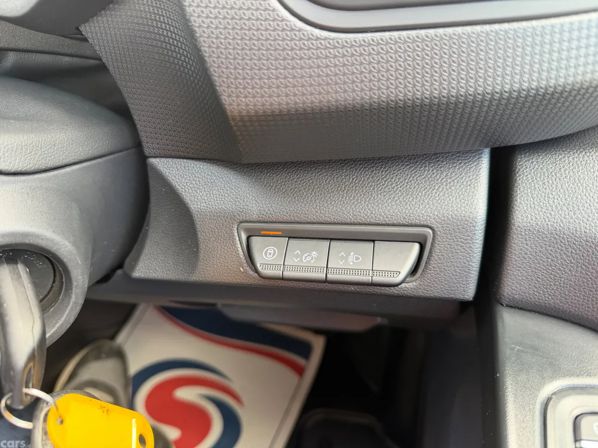 Renault Trafic Minibus, Diesel, 2025, White