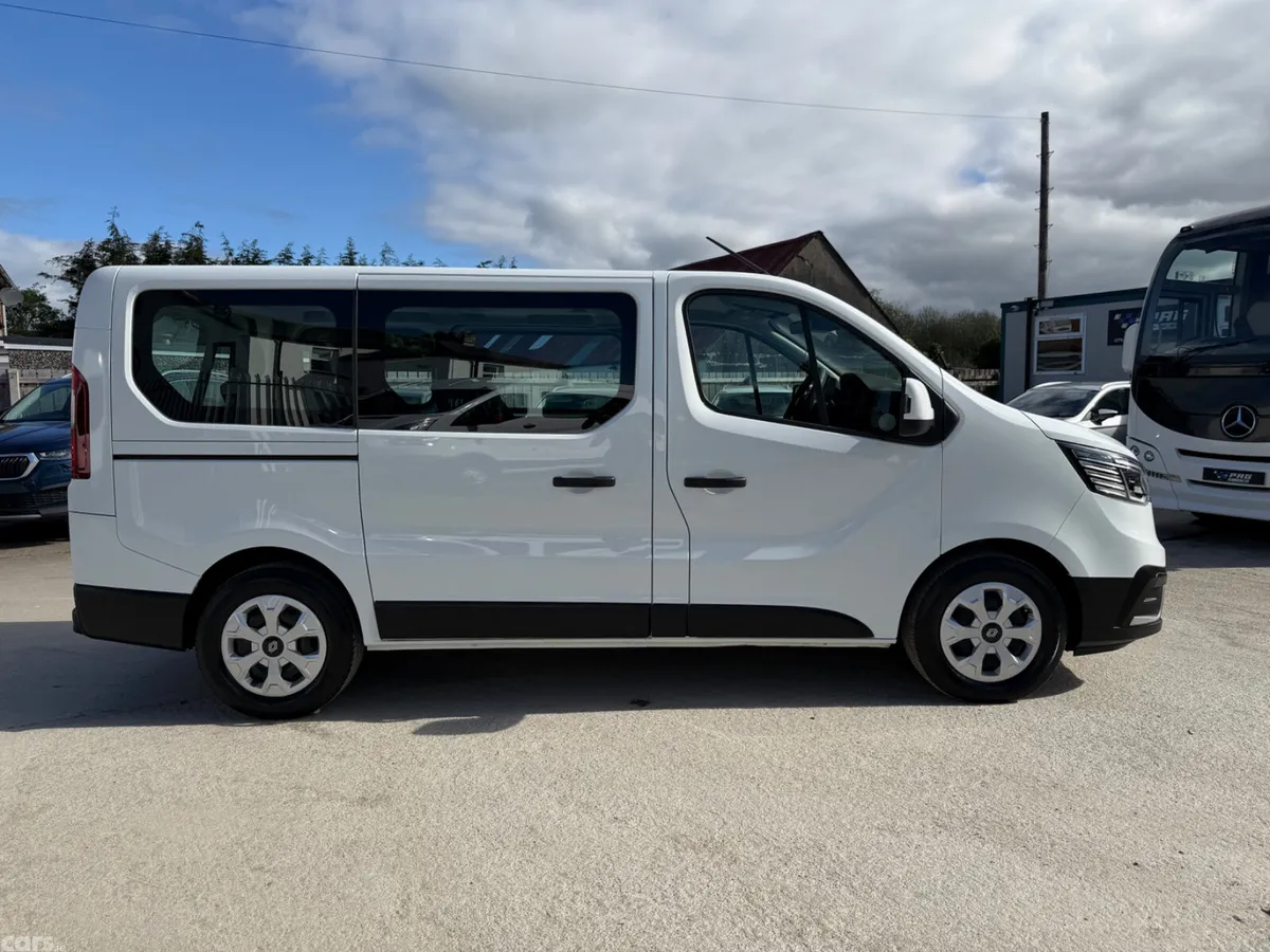 Renault Trafic Minibus, Diesel, 2025, White