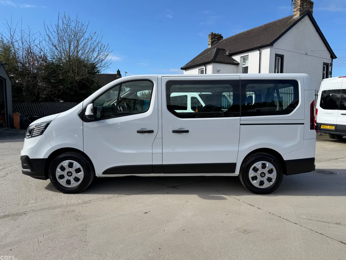 Renault Trafic Minibus, Diesel, 2025, White