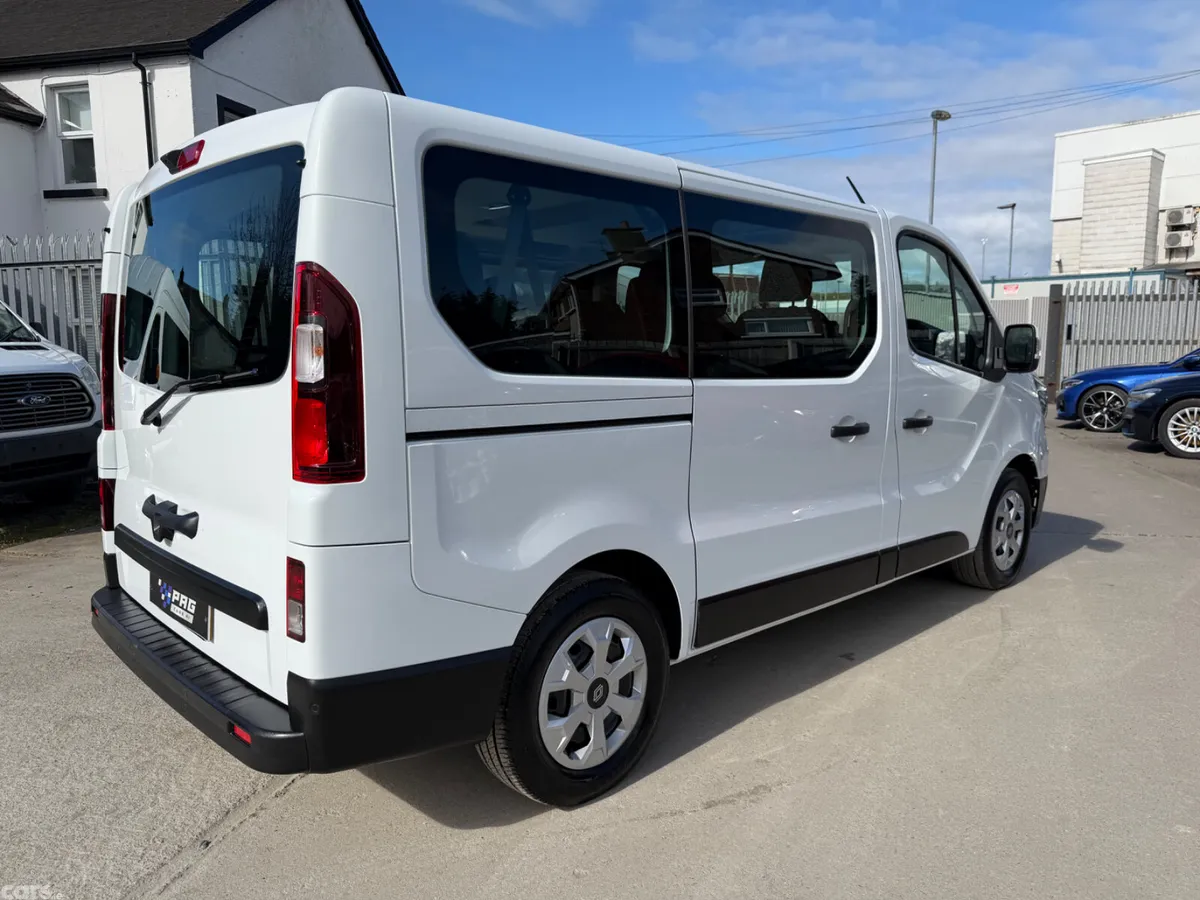 Renault Trafic Minibus, Diesel, 2025, White