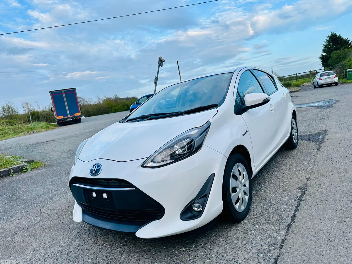 Toyota Aqua Hatchback, Petrol Hybrid, 2018, White