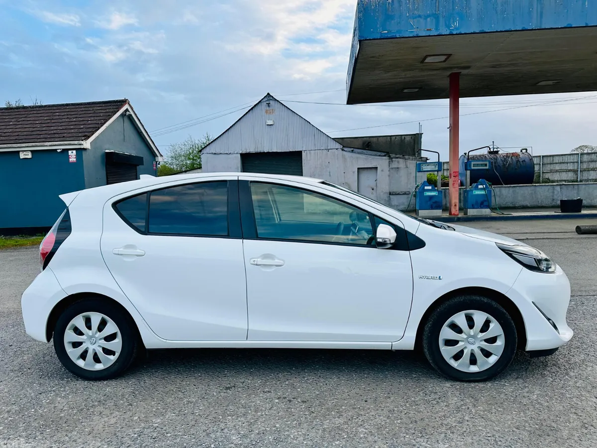 Toyota Aqua Hatchback, Petrol Hybrid, 2018, White