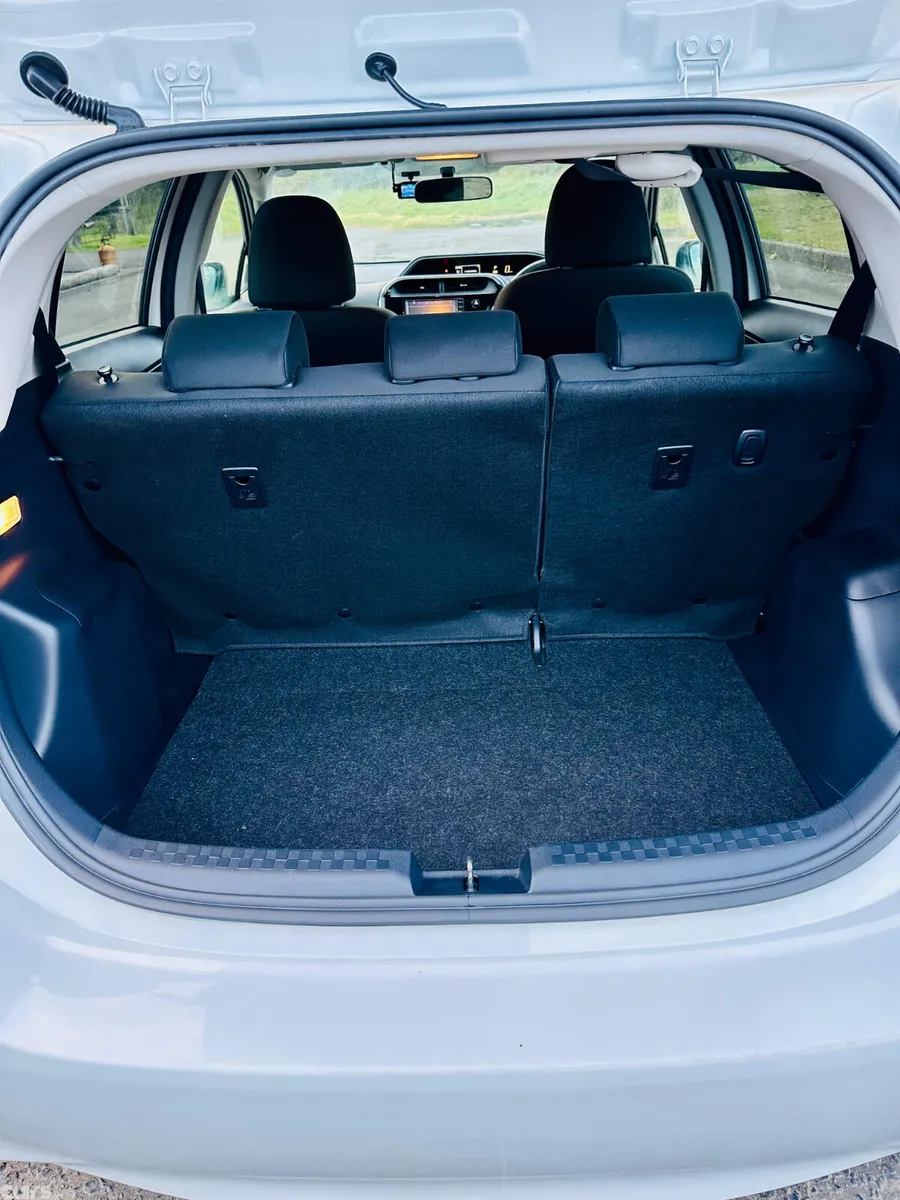 Toyota Aqua Hatchback, Petrol Hybrid, 2018, White