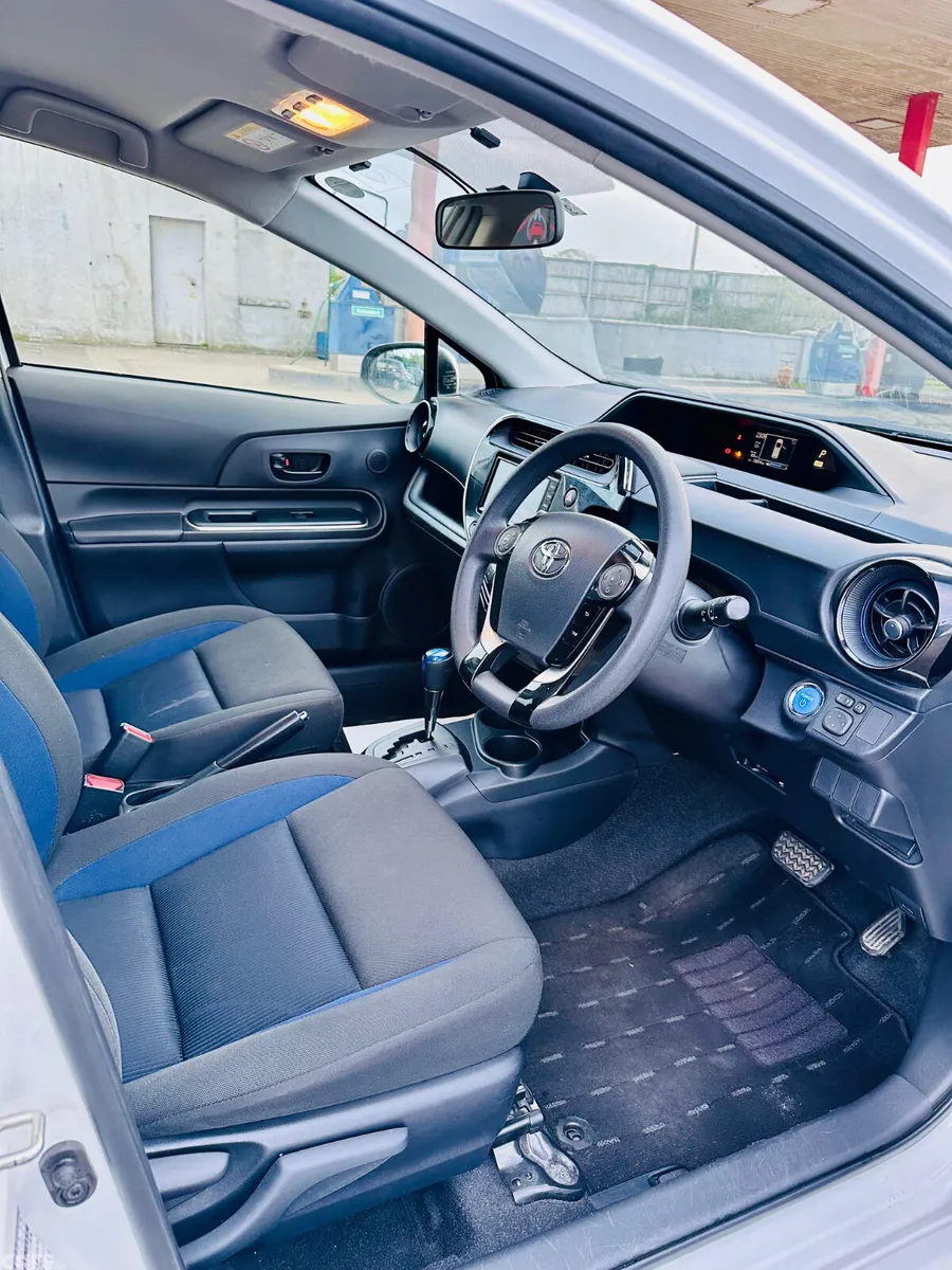 Toyota Aqua Hatchback, Petrol Hybrid, 2018, White