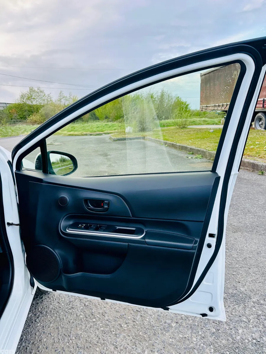 Toyota Aqua Hatchback, Petrol Hybrid, 2018, White