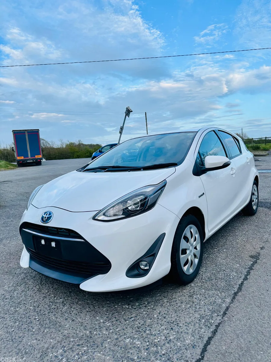 Toyota Aqua Hatchback, Petrol Hybrid, 2018, White