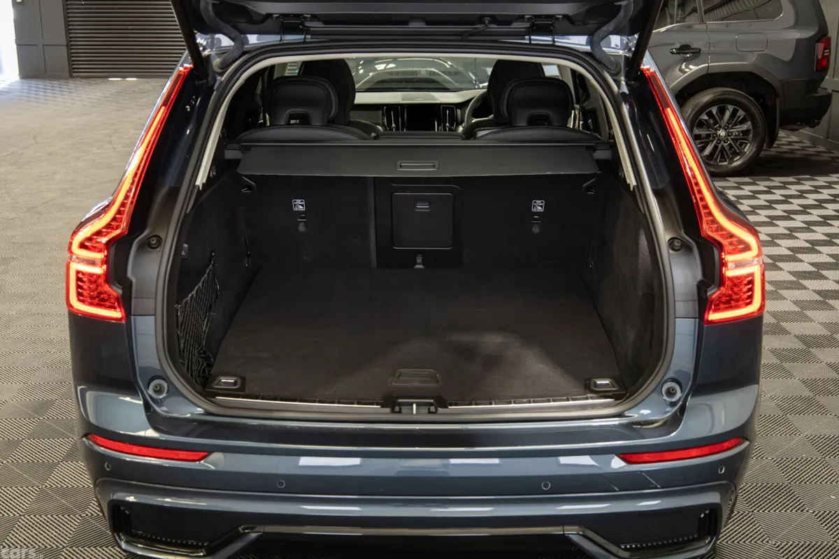 Volvo XC60 SUV, Petrol Plug-in Hybrid, 2024, Blue