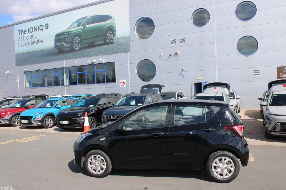 Hyundai i10 Hatchback, Petrol, 2017, Black