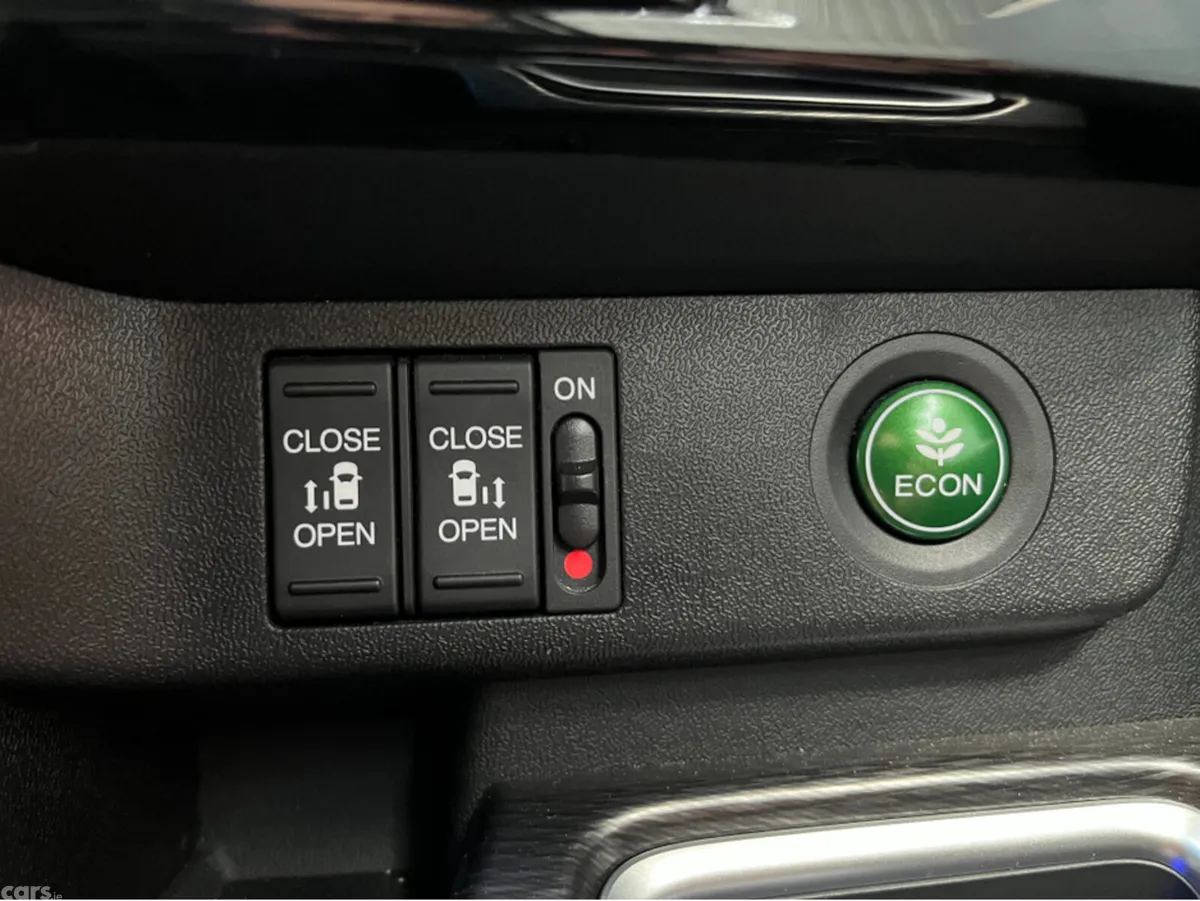 Honda Stepwagon MPV, Petrol Hybrid, 2021, White
