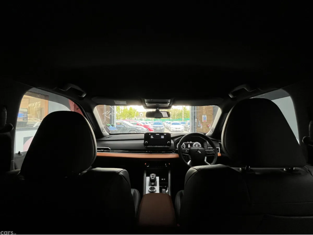 Mitsubishi Outlander SUV, Petrol Plug-in Hybrid, 2024, White