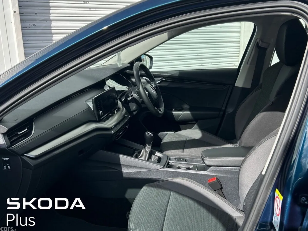 Skoda Octavia Saloon, Petrol, 2024, Blue