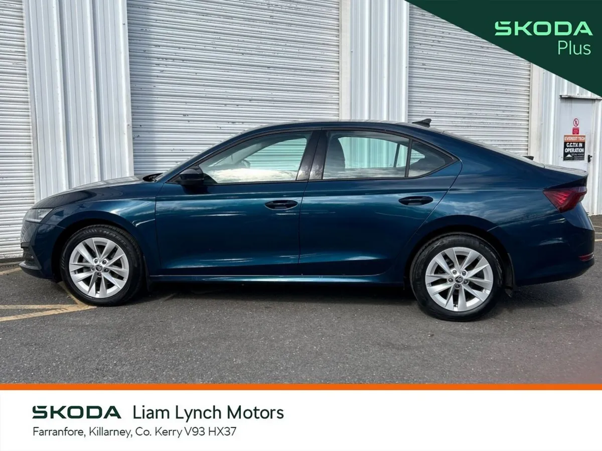 Skoda Octavia Saloon, Petrol, 2024, Blue