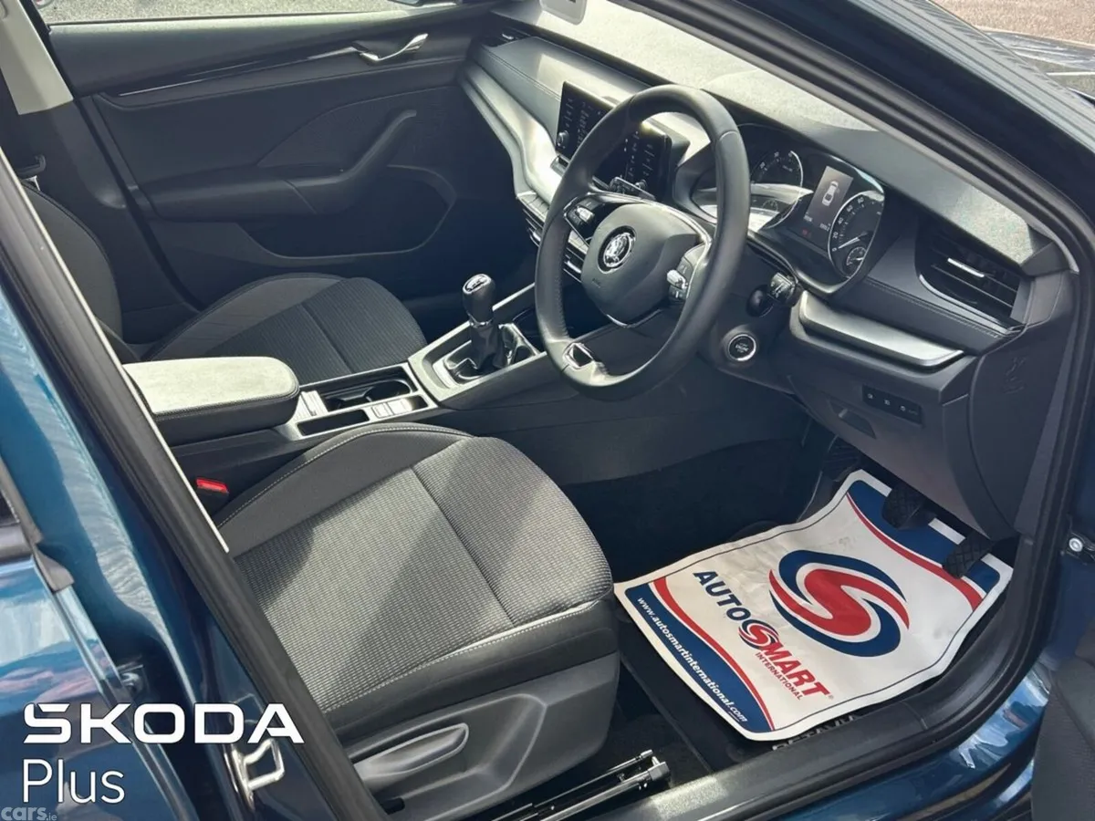 Skoda Octavia Saloon, Petrol, 2024, Blue