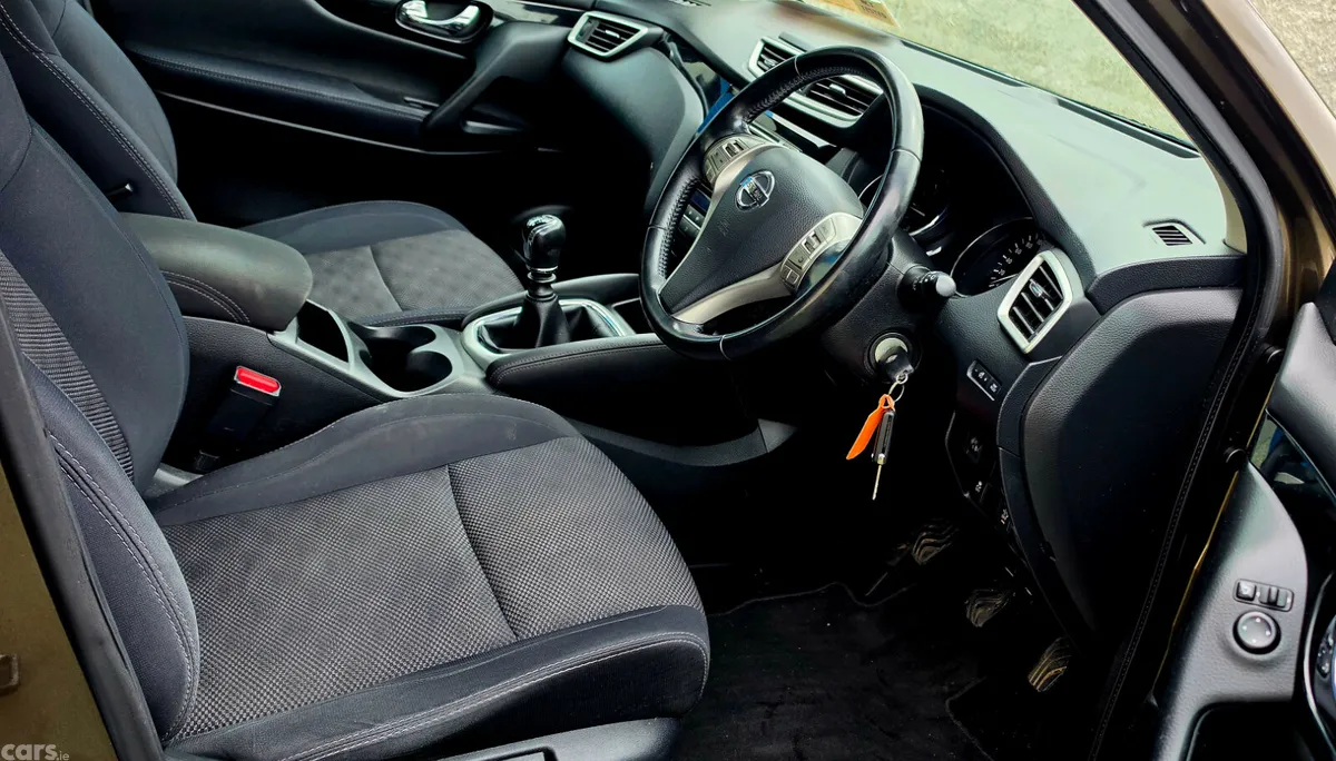 Nissan Qashqai Hatchback, Diesel, 2015, Brown