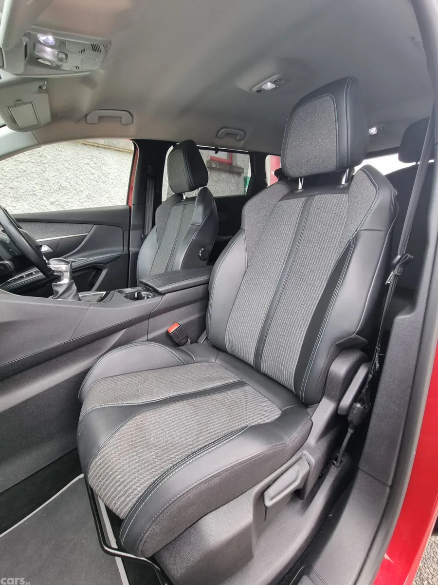 Peugeot 5008 MPV, Petrol, 2021, Red