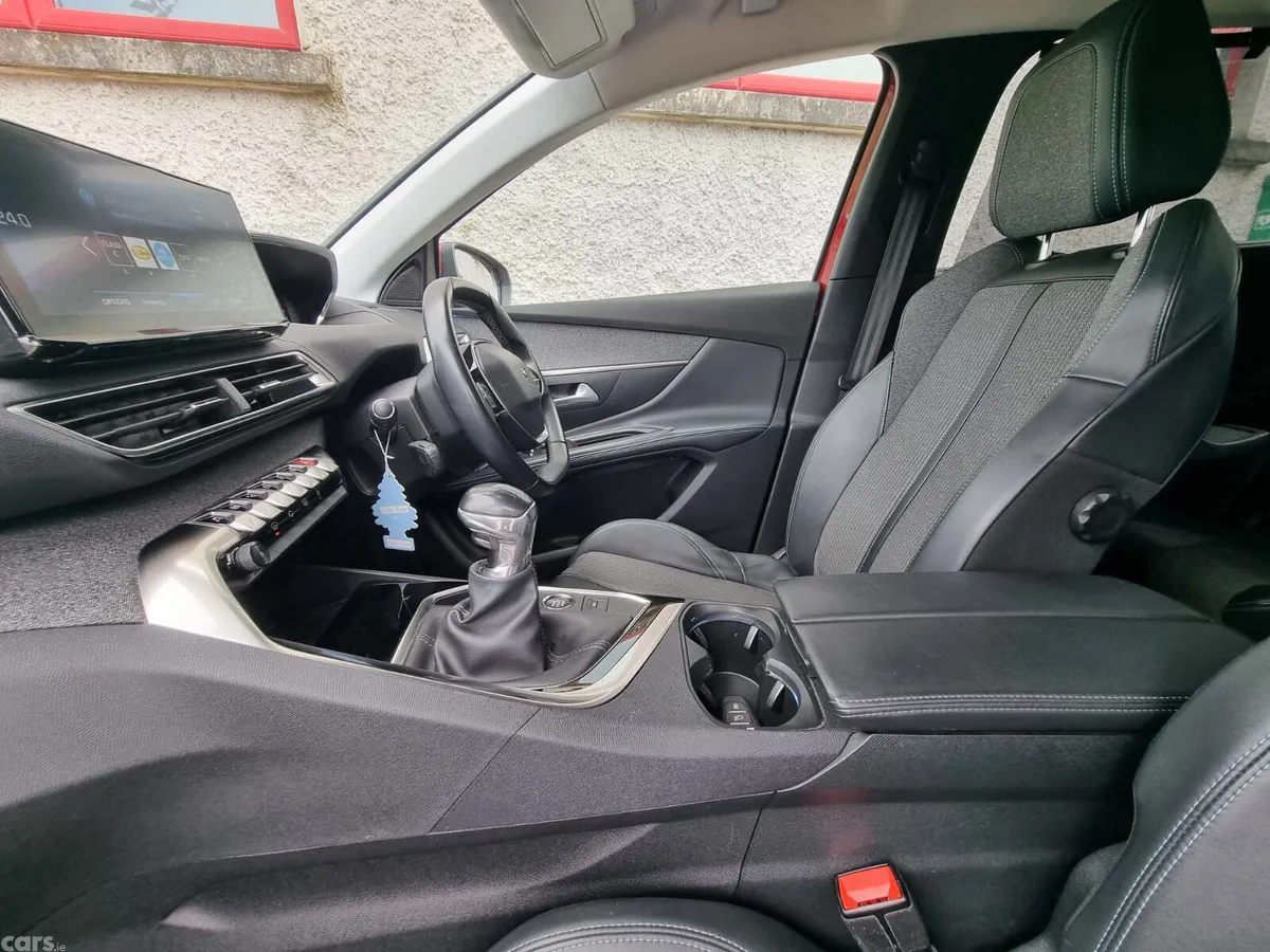 Peugeot 5008 MPV, Petrol, 2021, Red