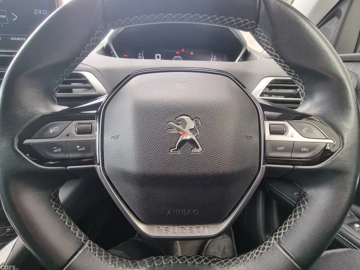 Peugeot 5008 MPV, Petrol, 2021, Red