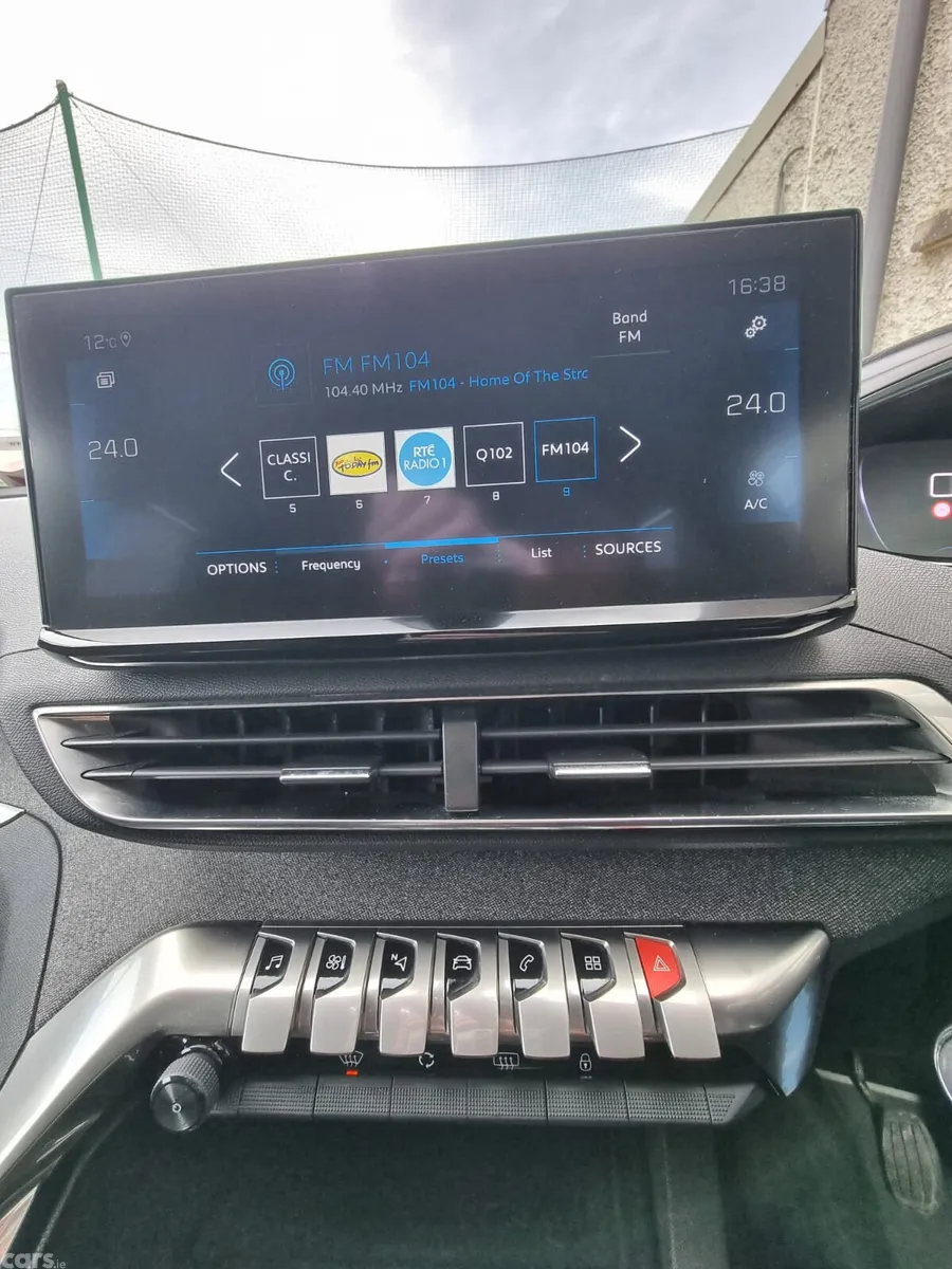 Peugeot 5008 MPV, Petrol, 2021, Red
