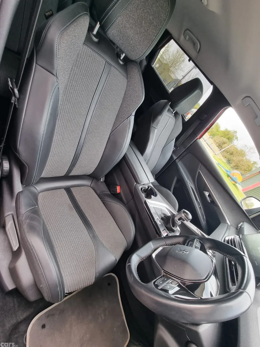 Peugeot 5008 MPV, Petrol, 2021, Red