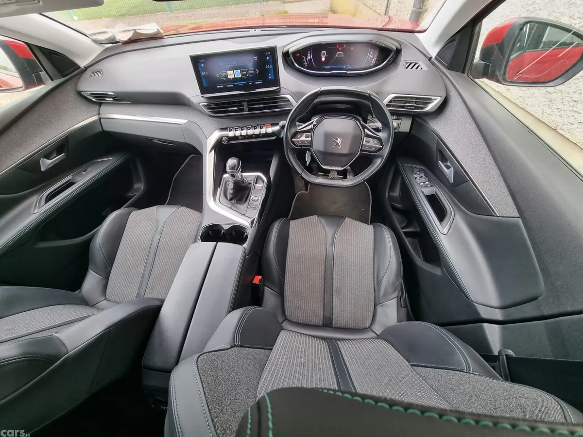 Peugeot 5008 MPV, Petrol, 2021, Red