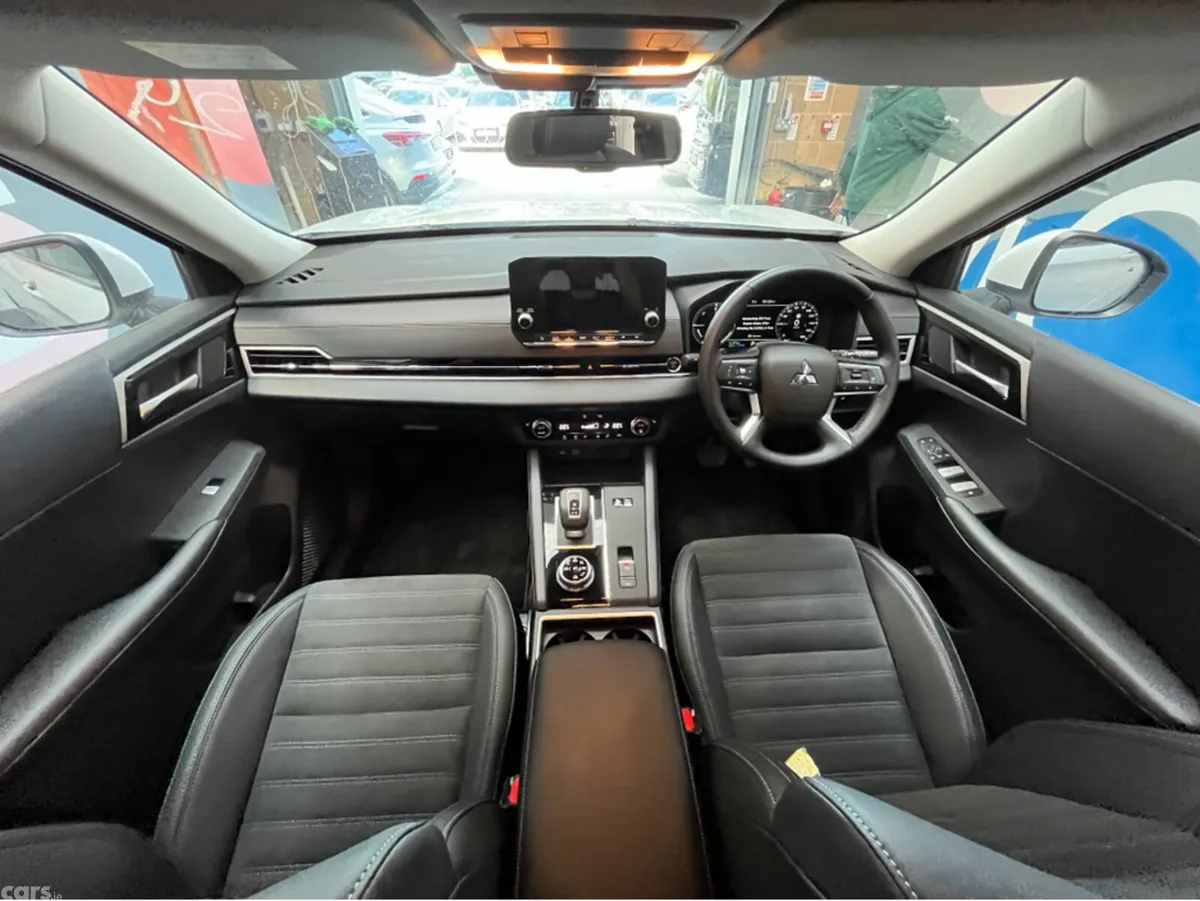 Mitsubishi Outlander SUV, Petrol Plug-in Hybrid, 2024, White