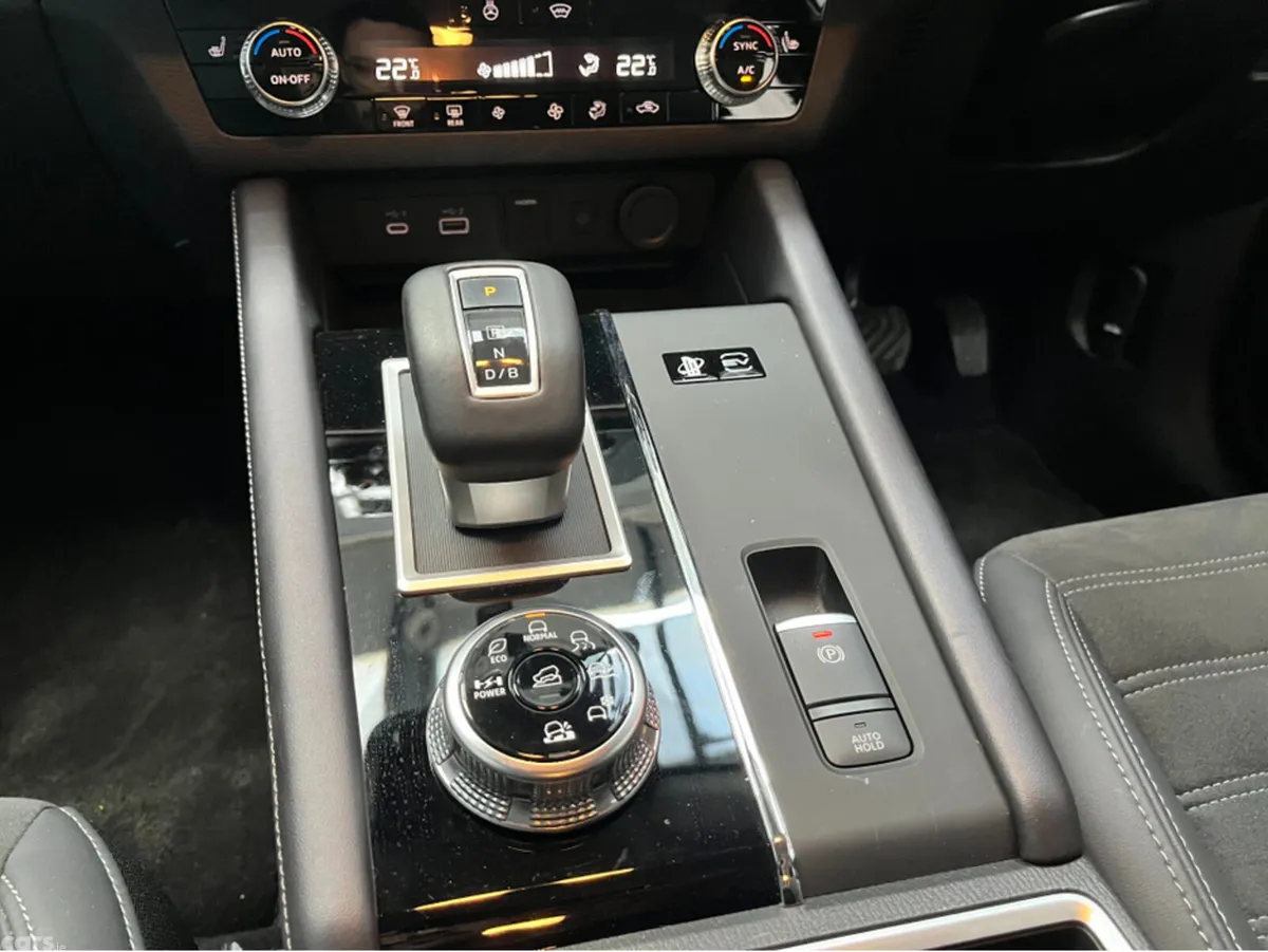 Mitsubishi Outlander SUV, Petrol Plug-in Hybrid, 2024, White