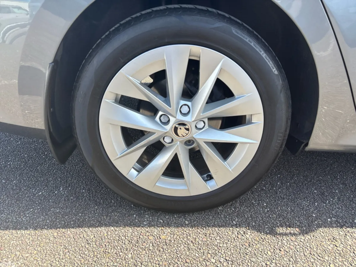 Skoda Octavia Saloon, Petrol, 2022, Grey