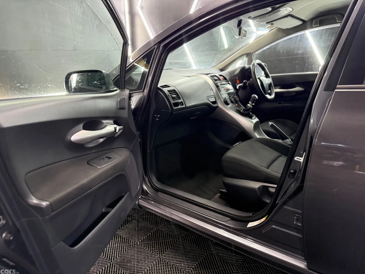 Toyota Auris Hatchback, Diesel, 2011, Grey