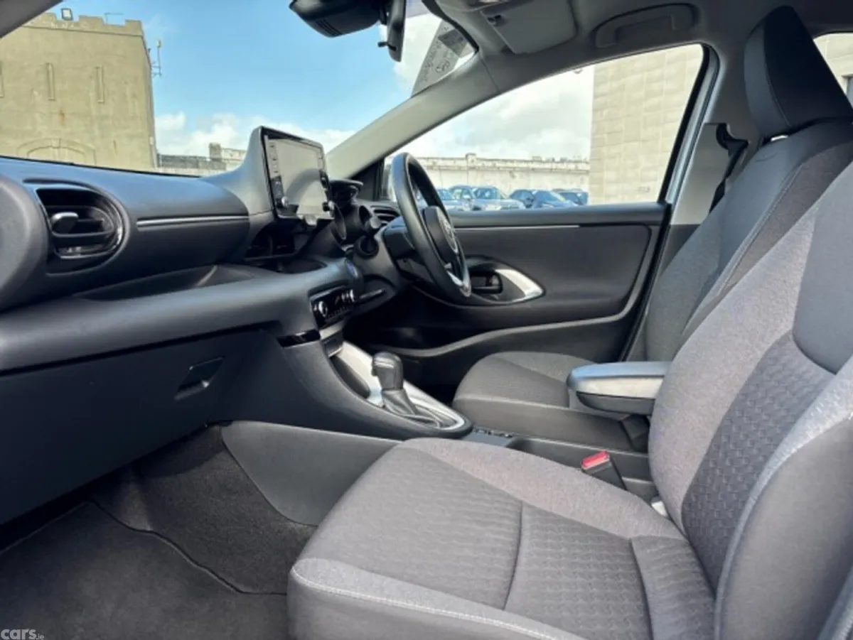 Toyota Yaris Hatchback, Petrol Hybrid, 2023, Silver