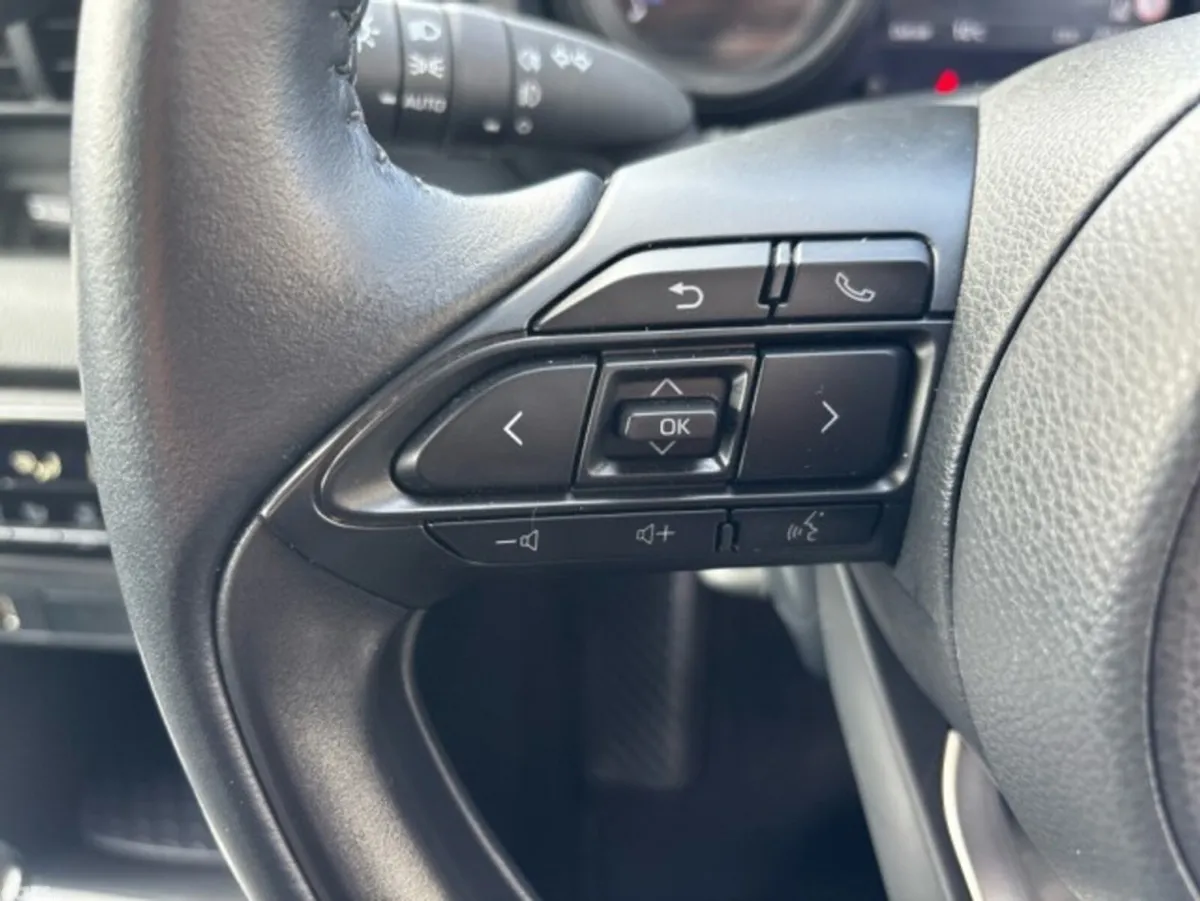 Toyota Yaris Hatchback, Petrol Hybrid, 2023, Silver