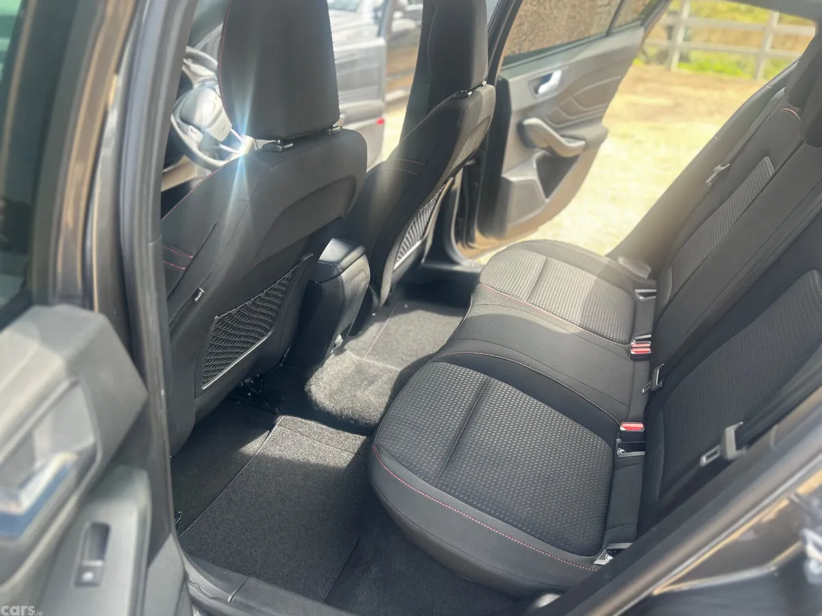 Ford Focus Hatchback, Diesel, 2023, Grey