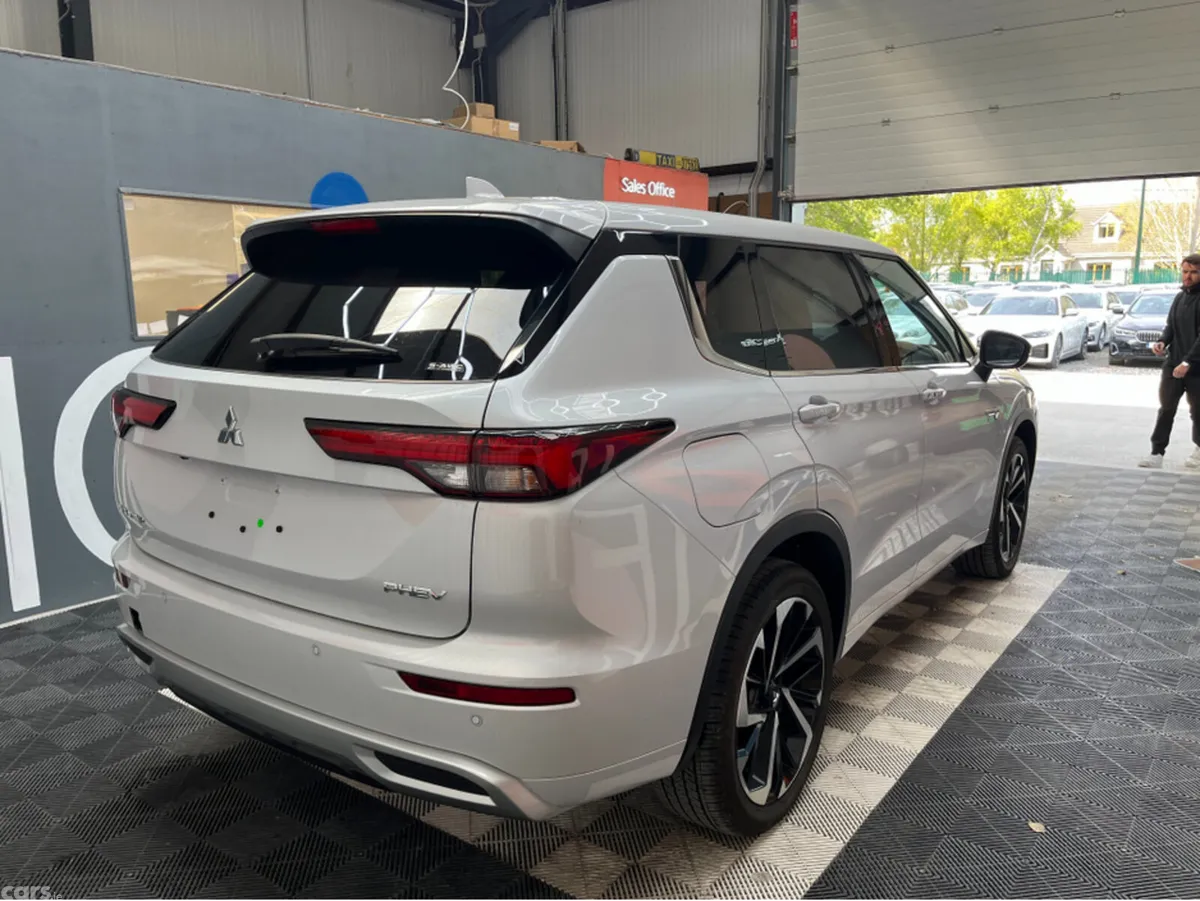 Mitsubishi Outlander SUV, Petrol Plug-in Hybrid, 2024, White