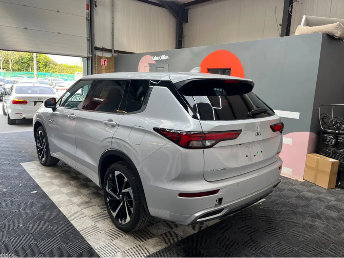 Mitsubishi Outlander SUV, Petrol Plug-in Hybrid, 2024, White