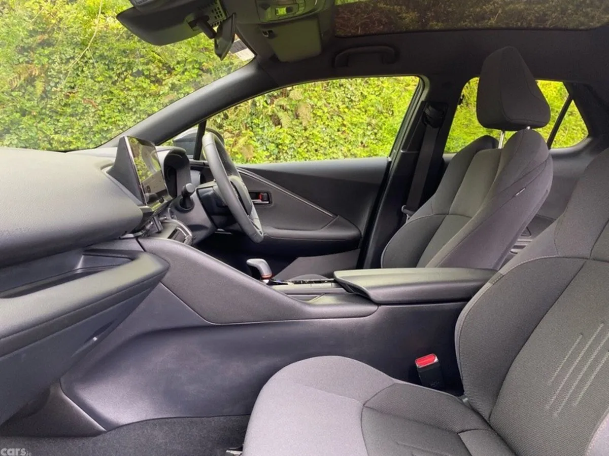Toyota C-HR SUV, Petrol Hybrid, 2024, Blue