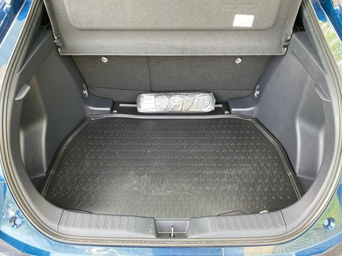 Toyota C-HR SUV, Petrol Hybrid, 2024, Blue