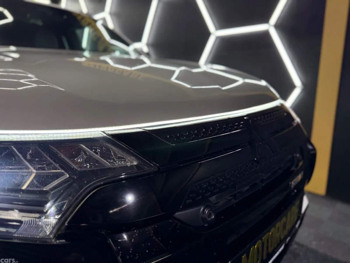 Mitsubishi Outlander SUV, Petrol Plug-in Hybrid, 2019, White
