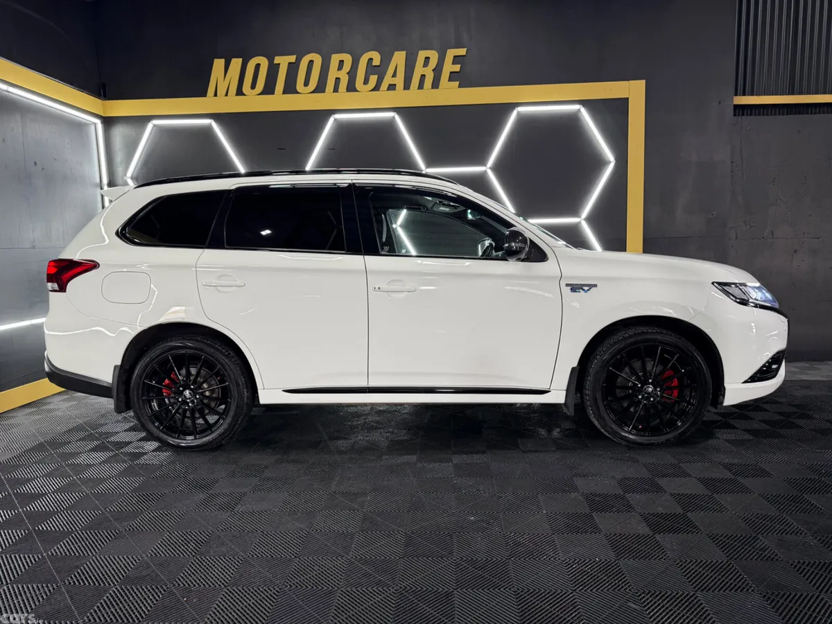 Mitsubishi Outlander SUV, Petrol Plug-in Hybrid, 2019, White