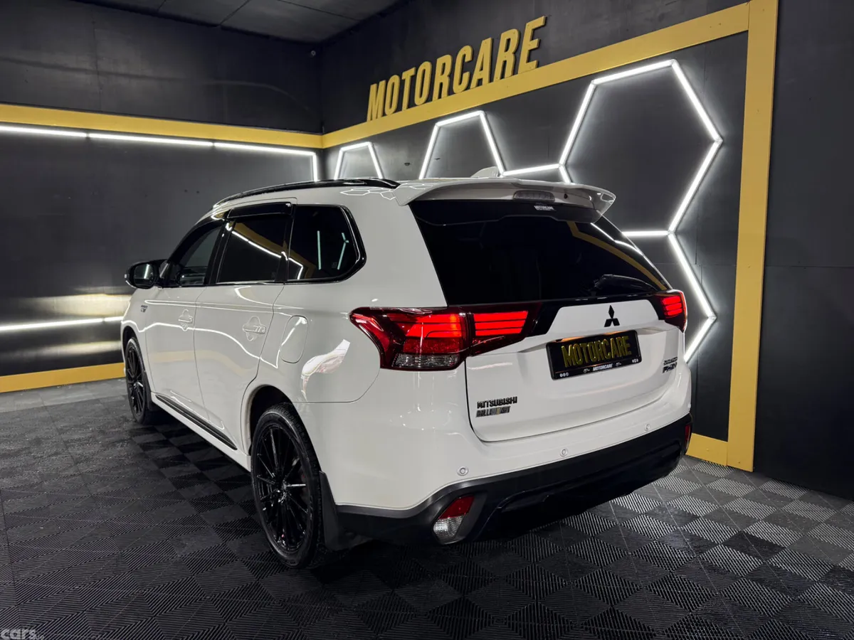 Mitsubishi Outlander SUV, Petrol Plug-in Hybrid, 2019, White